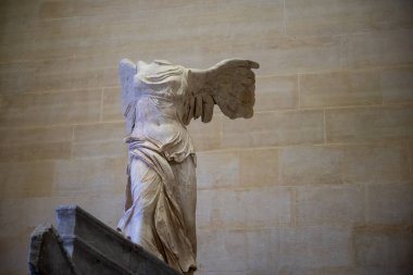 PARİS, FRANCE - 30 Temmuz 2022: Samothrace 'in Kanatlı Zaferi, Louvre Müzesi' ndeki mermer heykel