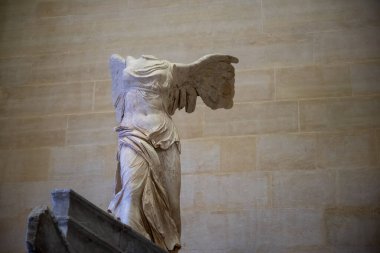 PARİS, FRANCE - 30 Temmuz 2022: Samothrace 'in Kanatlı Zaferi, Louvre Müzesi' ndeki mermer heykel