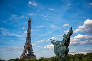 Paris Eyfel Kulesi ve Seine Nehri Paris, Fransa 'da gün batımında - 30 Haziran 2022
