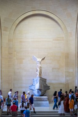 PARİS, FRANCE - 30 Temmuz 2022: Samothrace 'in Kanatlı Zaferi, Louvre Müzesi' ndeki mermer heykel