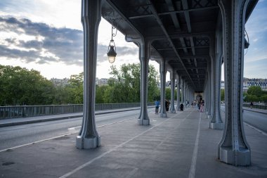 Bir Hakeim Köprüsü, Paris, Fransa - 30 Temmuz 2022