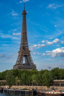 Paris Eyfel Kulesi ve Seine Nehri Paris, Fransa 'da gün batımında - 30 Haziran 2022