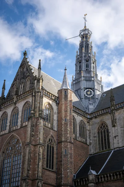 St. Bavokerk te Haarlem 'den De Grote, ana meydandaki tarihi kilise.