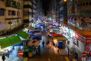 Hong Kong, Çin - Mar 06, 2019: Mongkok Bölgesi, Hong Kong, Çin. Kowloon Yarımadası 'ndaki Mongkok, Hong Kong' un en yoğun ve kalabalık bölgesidir.