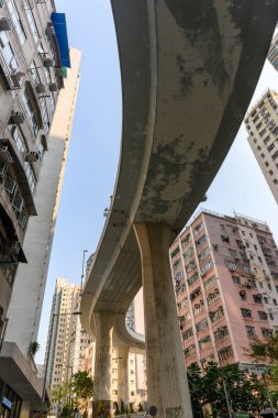 Hong Kong - Mar 11, 2019: Hill Yolu Üstgeçidi, Hong Kong. Bina arasında eğri bir otoyol.