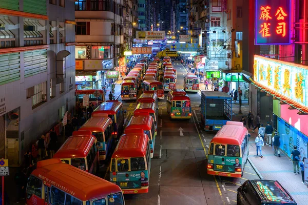 Hong Kong, Çin - Mar 06, 2019: Mongkok Bölgesi, Hong Kong, Çin. Kowloon Yarımadası 'ndaki Mongkok, Hong Kong' un en yoğun ve kalabalık bölgesidir.