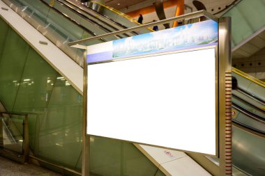 Binanın içindeki boş beyaz Billboard