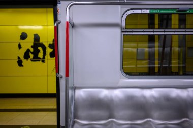 HONG KONG - 1 Mayıs 2019: MTR Modernizasyon Treni 'nin (M-train) içinde yolcu olmadan. M-Treni, MTR açıldığından beri kullanılan trendir..