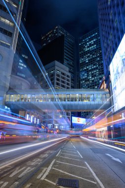 Yüksek bina ile Hong Kong karanlık gece boyunca araba iz