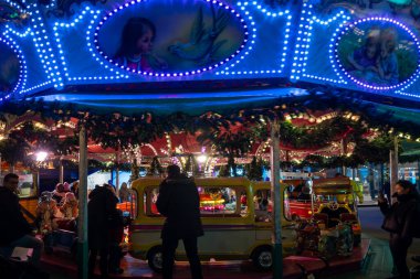 DSSELDORF, GERMANY-DEC 16-2023: Noel pazarının gece renkli atmosferi, Dsseldorf 'ta, eski kentte kurulmuş Noel temalı kabinler.