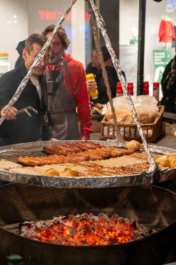 DSSELDORF, GERMANY-DEC 16-2023: Noel pazarının gece renkli atmosferi, Dsseldorf 'ta, eski kentte kurulmuş Noel temalı kabinler.