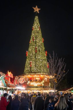 DSSELDORF, GERMANY-DEC 16-2023: Noel pazarının gece renkli atmosferi, Dsseldorf 'ta, eski kentte kurulmuş Noel temalı kabinler.