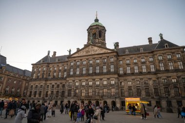 AMSTERDAM, NETHERLANDS - 17 Aralık 2023: akşamleyin Amsterdam 'daki Kraliyet Sarayı. Hollanda