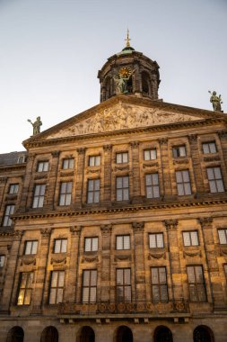 AMSTERDAM, NETHERLANDS - 17 Aralık 2023: akşamleyin Amsterdam 'daki Kraliyet Sarayı. Hollanda