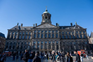 Amsterdam, Hollanda - 24 Ekim 2021: Baraj Meydanı 'ndaki Kraliyet Sarayı