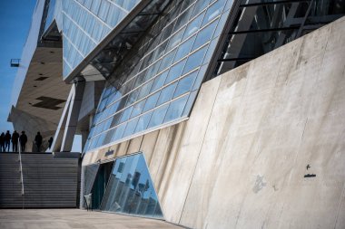 LYON, FRANCE, 10 Nisan 2022: Musee des Confluences. Musee des Confluences, Rhone ve Saone nehirlerinin kesişiminde yer alır..