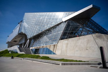 LYON, FRANCE, 10 Nisan 2022: Musee des Confluences. Musee des Confluences, Rhone ve Saone nehirlerinin kesişiminde yer alır..