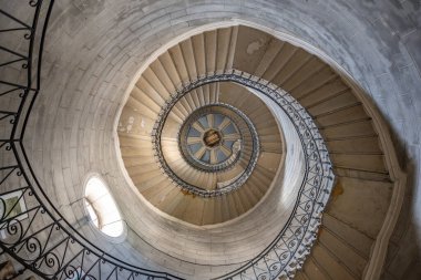 LYON, FRANCE - 10 Nisan 2022: Fransa 'nın Lyon kentindeki Notre Dame de Fourviere Bazilikasının İçi.