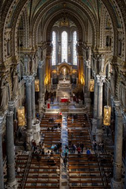 LYON, FRANCE - 10 Nisan 2022: Fransa 'nın Lyon kentindeki Notre Dame de Fourviere Bazilikasının İçi.