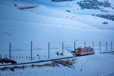 Bir çarklı tren Jungfraujoch 'tan (Avrupa' nın tepesi) Kleine Scheidegg 'e kar yamacındaki Eiger, Monch ve Jungfrau ile birlikte Bernese Highlands, İsviçre' ye gider.