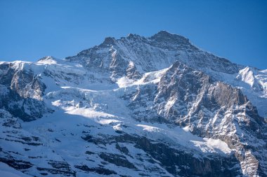 Kış güneşli bir günde Kleine Scheidegg 'in kuzeyindeki Eiger' in göz kamaştırıcı manzarası. İsviçre 'nin Jungfrau, Interlaken yakınlarındaki ünlü İsviçre Alpleri dağı.