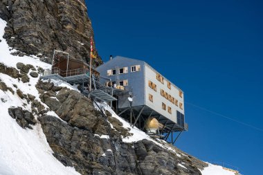 14 Nisan 2022 - Grindlewald, Durum: Dağcılık tecrübesi veya ekipmanı olmadan 3,500 metre yükseklikte bir buzulda yürümek.