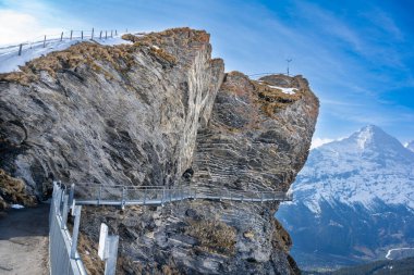 Önce Grindelwald, İsviçre Önce Cliff Walk Alp manzaralı Grindelwald 'ın ilk dağındaki platformu izliyor..