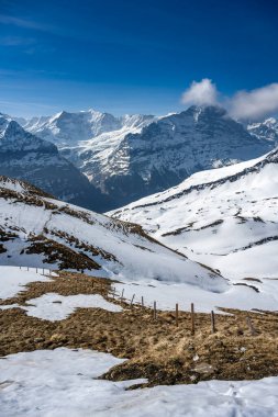 Birinci, Grindelwald, İsviçre 'de Mittelhorn ve Schreckhorn dağlarının havadan görünüşü.