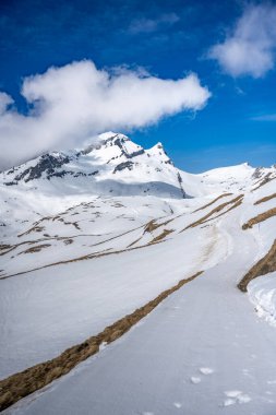 Birinci, Grindelwald, İsviçre 'de Mittelhorn ve Schreckhorn dağlarının havadan görünüşü.