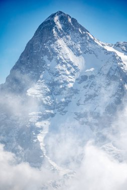 Schilthorn 'dan İsviçre Alpleri' nin Jungfrau bölgesinde kar yağışlı zirveler