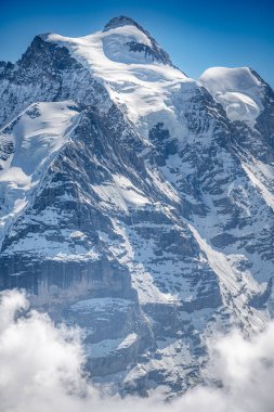 Schilthorn 'dan İsviçre Alpleri' nin Jungfrau bölgesinde kar yağışlı zirveler