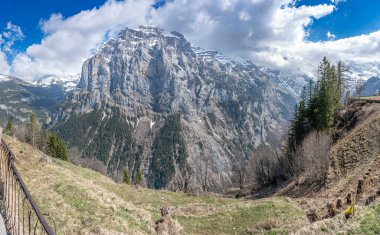 Schilthorn 'dan İsviçre Alpleri' nin Jungfrau bölgesinde kar yağışlı zirveler