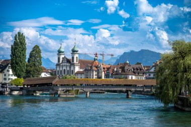 LUZERN, SWitness ZERLAND - 2 Ağustos 2024: Chapel Köprüsü Luzern Gölü 'nün ünlü yeri