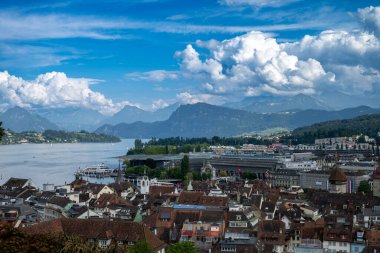 Luzern şehri ve Reuss nehri manzarası, İsviçre 'deki ünlü turizm merkezi.