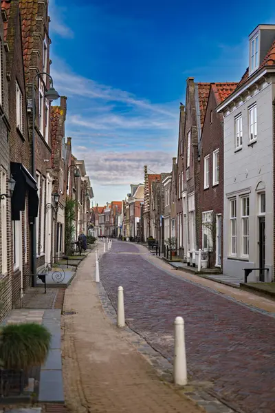 Geleneksel bir Hollanda köyünün sokak manzarası