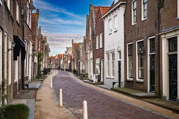 Geleneksel bir Hollanda köyünün sokak manzarası