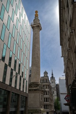 Londra, İngiltere 20 Nisan 2024: Arkaplanda Aziz Paul Katedrali ile Milenyum Köprüsü boyunca yürüyen yayalar.