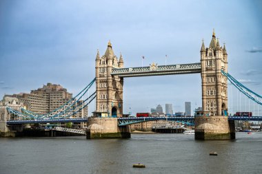 Londra, İngiltere 20 Nisan 2024: Arkaplanda Aziz Paul Katedrali ile Milenyum Köprüsü boyunca yürüyen yayalar.