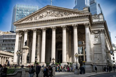 Londra, İngiltere 20 Nisan 2024: Arkaplanda Aziz Paul Katedrali ile Milenyum Köprüsü boyunca yürüyen yayalar.