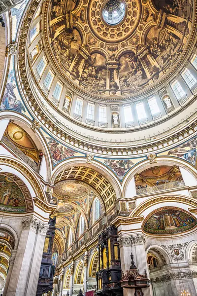 Alttan ayrıntılı bir görünüm.