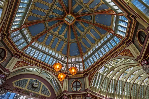 Londra, İngiltere 20 Nisan 2024: Arkaplanda Aziz Paul Katedrali ile Milenyum Köprüsü boyunca yürüyen yayalar.