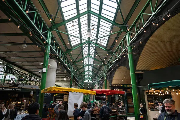 Londra, İngiltere 20 Nisan 2024: Arkaplanda Aziz Paul Katedrali ile Milenyum Köprüsü boyunca yürüyen yayalar.