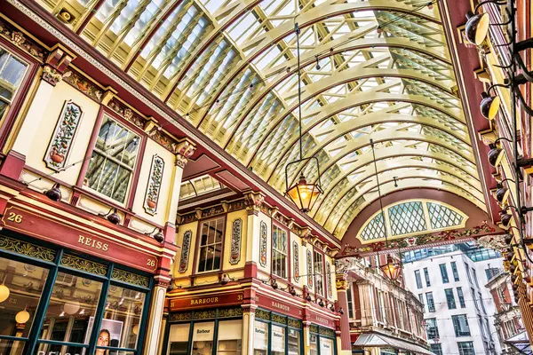 Londra, İngiltere 20 Nisan 2024: Arkaplanda Aziz Paul Katedrali ile Milenyum Köprüsü boyunca yürüyen yayalar.