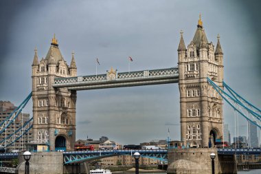 Londra, İngiltere 20 Nisan 2024: Arkaplanda Aziz Paul Katedrali ile Milenyum Köprüsü boyunca yürüyen yayalar.