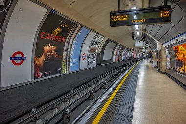 Londra, İngiltere 20 Nisan 2024: Arkaplanda Aziz Paul Katedrali ile Milenyum Köprüsü boyunca yürüyen yayalar.