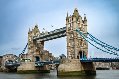 Londra, İngiltere 20 Nisan 2024: Arkaplanda Aziz Paul Katedrali ile Milenyum Köprüsü boyunca yürüyen yayalar.