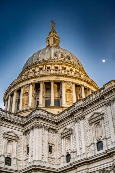 Düşük açılı bir çekim, Aziz Paul Katedrali 'nin huzur dolu bir gökyüzünün altındaki mimari ihtişamını gözler önüne seriyor..