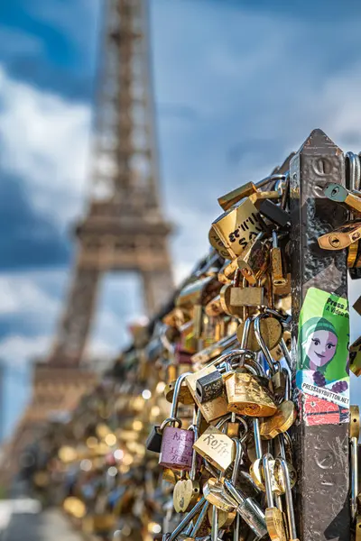 Paris 'teki Eyfel Kulesi' nin yakınlarında yakalanan bu resimde bir köprüye bağlı aşk kilitleri koleksiyonu sergileniyor.