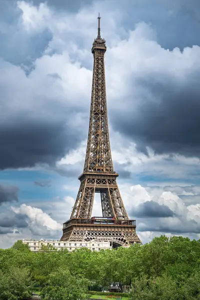 Uzaktan Eyfel Kulesi Paris