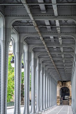 Bu görüntü, Fransa 'nın Paris kentindeki Bir-Hakeim köprüsünün mimari detaylarını yakalar..